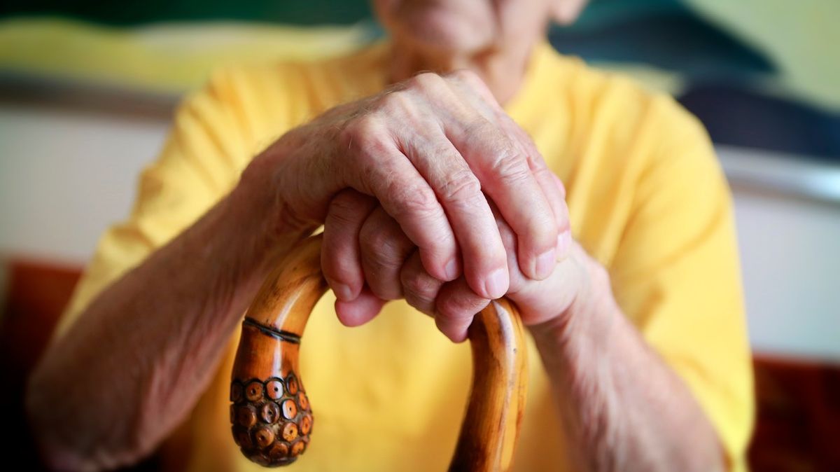 Pacientů s demencí přibývá, jenže se o ně nemá kdo starat